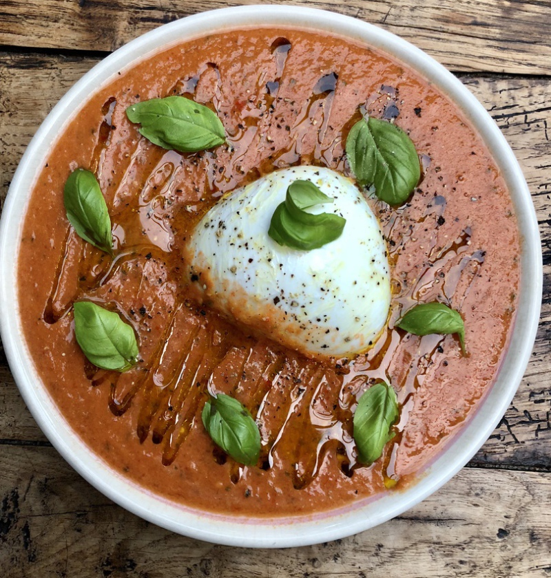 gaspacho tomate basilic et burrata - à la bonne tambouille - Crédit photo : Élodie Berchotteau