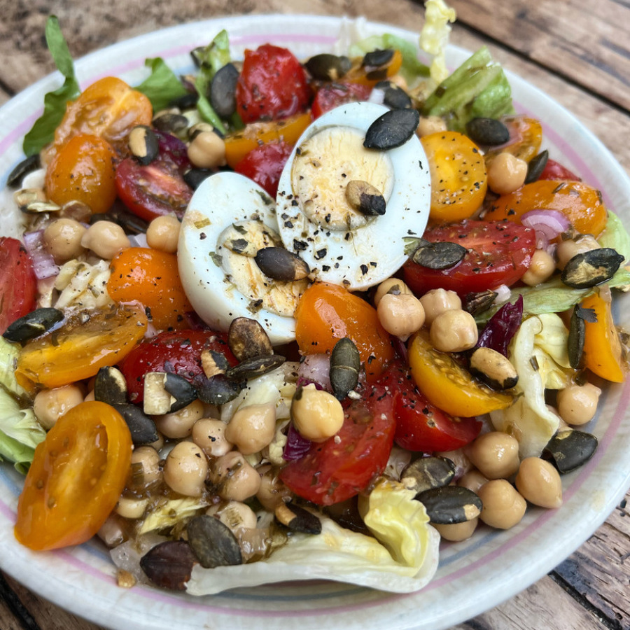 salade pois chiches tomates graines oeuf - à la bonne tambouille - Crédit photo : Élodie Berchotteau
