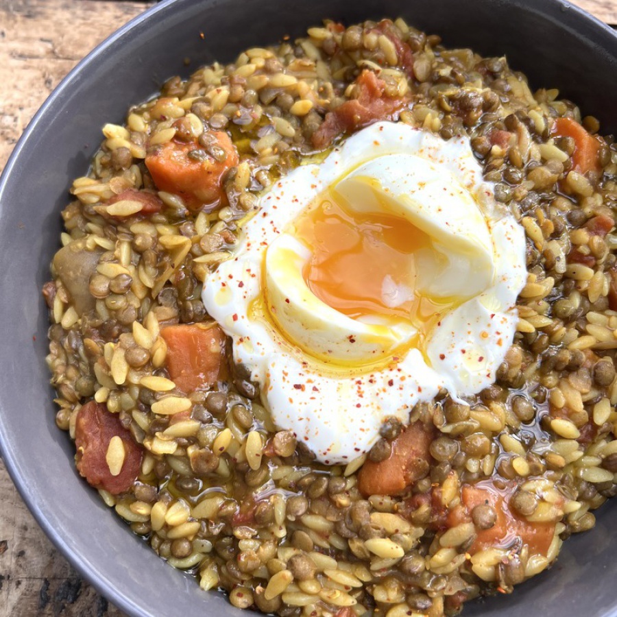 lentilles pâtes carottes tomate oeuf mollet - à la bonne tambouille - Crédit photo : Élodie Berchotteau