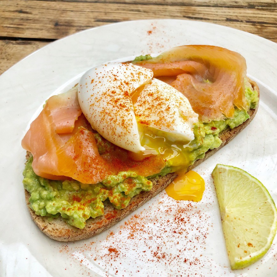 avocado toast saumon fumé oeuf mollet - à la bonne tambouille - Crédit photo : Élodie Berchotteau